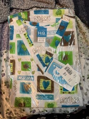NIP H.Q. v-neck Scrub Top in Blue, Green & Brown Heart Print, size 2XL